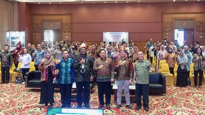 Foto bersama dalam upaya kolaborasi pembangunan rendah karbon.