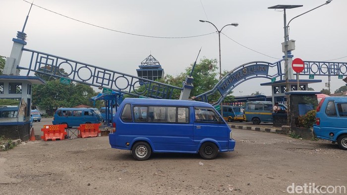 Insiden Tragis di Bogor: Gapura Terminal Laladon Hancur Akibat Tabrakan Mobil Boks