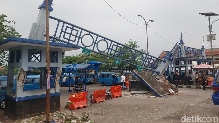 Tragedi di Terminal Laladon Bogor: Gapura Ambruk Tertimpa Mobil Boks hingga Lukai Pedagang