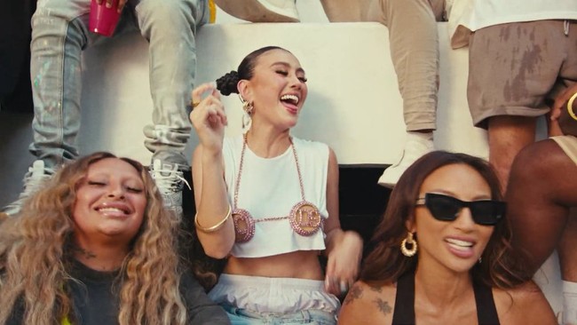 Agnez Mo juga memakai crop top putih yang ditingkahi bikini. (Foto: YouTube/Agnez Mo)