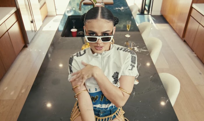 Gaya Agnez Mo di Video Klip Party in Bali Gaya Agnez Mo di Video Klip Party in Bali