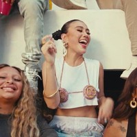 Agnez Mo juga memakai crop top putih yang ditingkahi bikini. (Foto: YouTube/Agnez Mo)