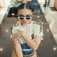 Agnez Mo eksis lagi, kali ini lewat single terbaru ‘Party in Bali’. Video klipnya sudah dirilis dan menampilkan deretan gaya seksi penyanyi Indonesia yang berkarier di Amerika Serikat itu. (Foto: YouTube/Agnez Mo)
