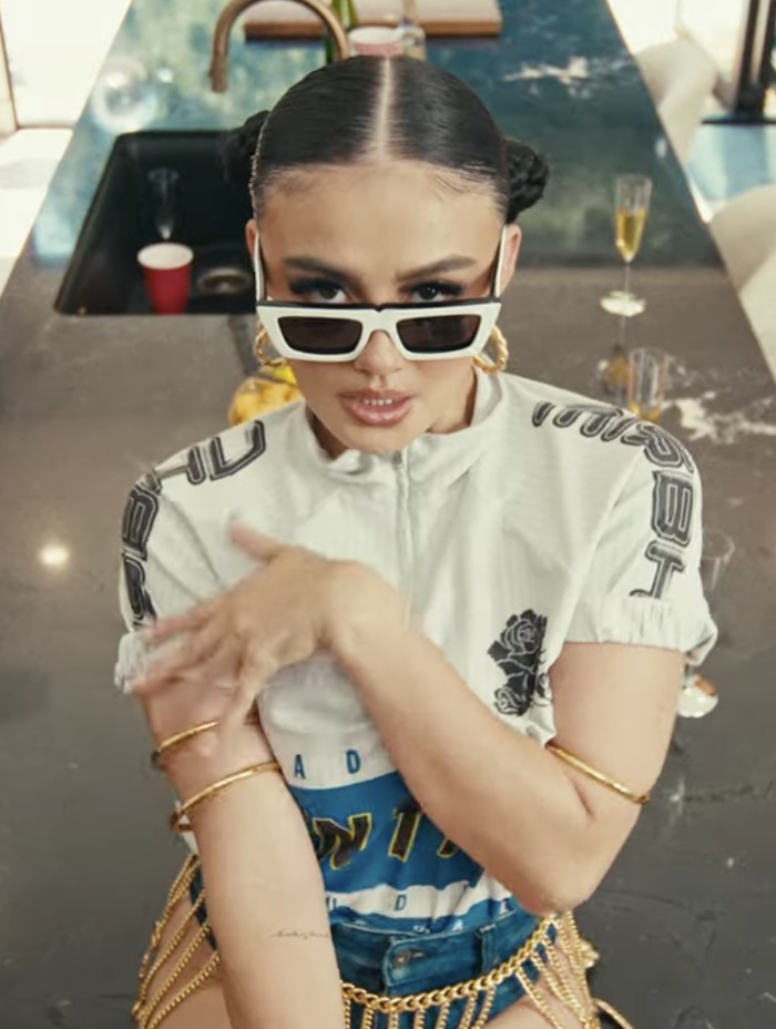 Gaya Agnez Mo di Video Klip Party in Bali Gaya Agnez Mo di Video Klip Party in Bali