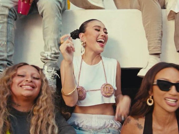 Gaya Agnez Mo di Video Klip Party in Bali