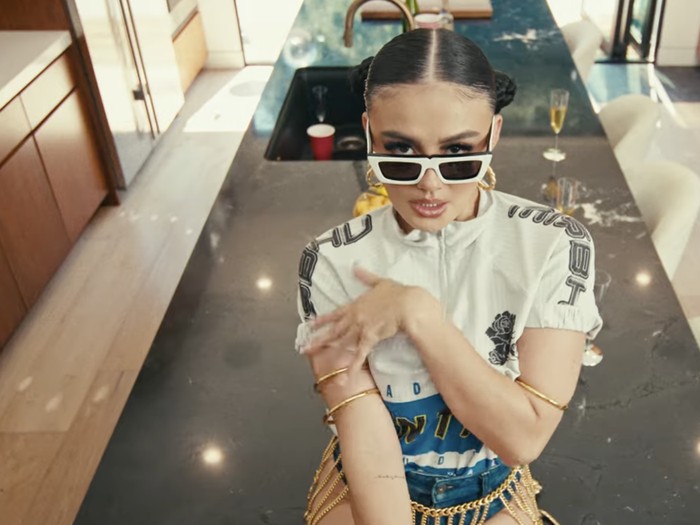 Gaya Agnez Mo di Video Klip Party in Bali