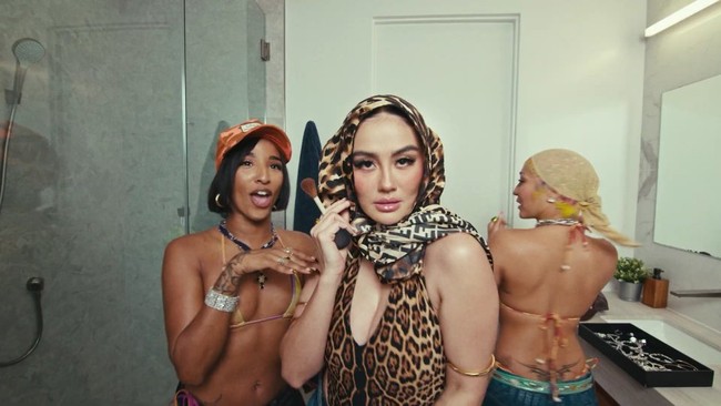 Sebuah adegan memperlihatkan sisi liar Agnez Mo. Perempuan 38 tahun itu tampil dalam balutan leotard bermotif tutul. (Foto: YouTube/Agnez Mo)