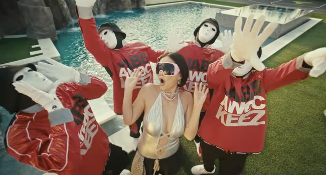 Video klip ini memicu beragam reaksi yang tak sedikit di antaranya berupa kritikan. Mereka yang mengkritik menyebut video ini tidak memuat elemen=elemen Indonesia terlepas dari judulnya. (Foto: YouTube/Agnez Mo)