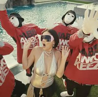 Video klip ini memicu beragam reaksi yang tak sedikit di antaranya berupa kritikan. Mereka yang mengkritik menyebut video ini tidak memuat elemen=elemen Indonesia terlepas dari judulnya. (Foto: YouTube/Agnez Mo)