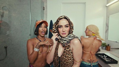 7 Gaya Seksi Agnez Mo di Video Klip Baru Party in Bali yang Dikritik