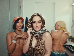 7 Gaya Seksi Agnez Mo di Video Klip Baru Party in Bali yang Dikritik
