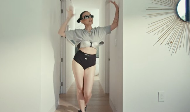 Crop top yang mengekspos perur rata Agnez kembali menjadi andalan. Kali ini dipadukan dengan semacam panties hitam. (Foto: YouTube/Agnez Mo)