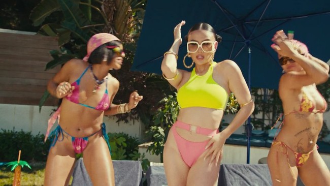 Agnez Mo juga menari-menari dengan two-piece bikini dalam kombinasi warna kuning dan peach yang mencolok. (Foto: YouTube/Agnez Mo)