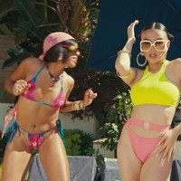 Agnez Mo juga menari-menari dengan two-piece bikini dalam kombinasi warna kuning dan peach yang mencolok. (Foto: YouTube/Agnez Mo)