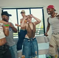 Atasan ketat tersebut dipadukannya dengan celana jeans baggy yang memberi kesan urban. (Foto: YouTube/Agnez Mo)