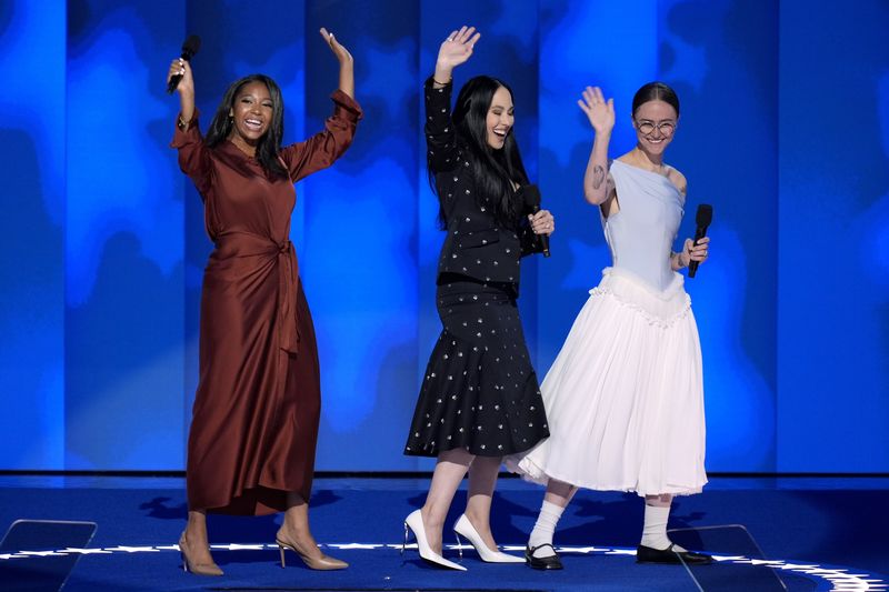 Gaya Ella Emhoff Dukung Kamala Harris Helena Hudlin, from left, Meena Harris and Ella Emhoff speak during the Democratic National Convention Thursday, Aug. 22, 2024, in Chicago. (AP Photo/J. Scott Applewhite)