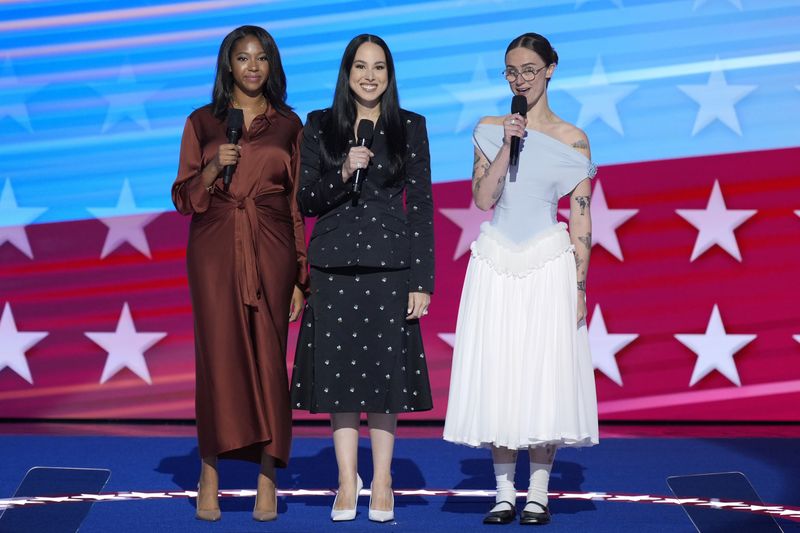 Gaya Ella Emhoff Dukung Kamala Harris Helena Hudlin, from left, Meena Harris and Ella Emhoff speak during the Democratic National Convention Thursday, Aug. 22, 2024, in Chicago. (AP Photo/J. Scott Applewhite)
