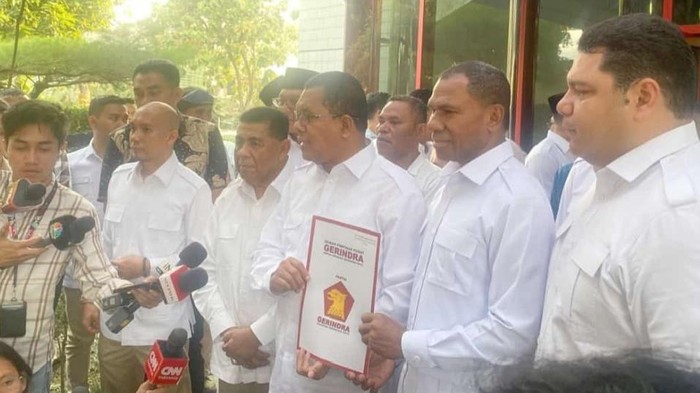 Pasangan bakal calon Gubernur NTT, Melki Laka Lena - Jhoni Asadoma saat menerima formulir B1-KWK  DPP Partai Gerindra di Jakarta. 
Foto: Dok. Melki Laka Lena
