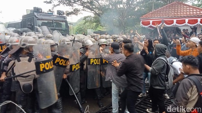 Satu mahasiswa dilaporkan terluka buntut demo ricuh menolak revisi Undang-Undang Pilkada di Kantor DPRD Provinsi Gorontalo.