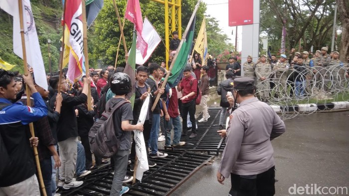 Demo mahasiswa dari berbagai kampus menolak pengesahan revisi Undang-Undang (UU) Pilkada di kantor DPRD Provinsi Gorontalo berakhir ricuh.
