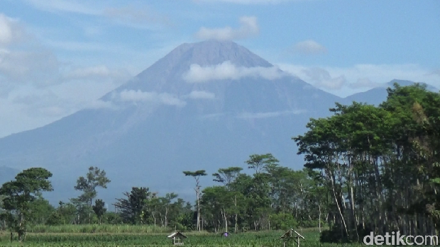 Gunung Semeru erupsi