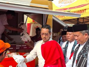 Heru Budi Tinjau Pembagian 1.000 Paket Sembako Murah di Rawa Badak Jakut