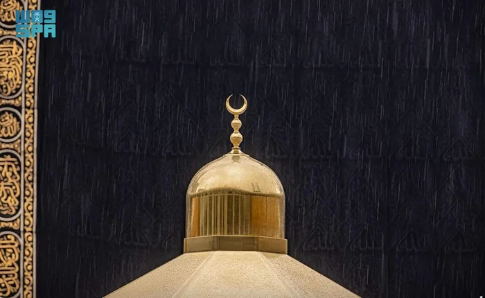 Hujan mengguyur Masjidil Haram Hujan mengguyur Masjidil Haram, Kamis (22/8/2024). Jemaah tampak khusyuk berdoa.