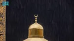 Khusyuknya Jemaah Berdoa Depan Kabah di Tengah Guyuran Hujan
