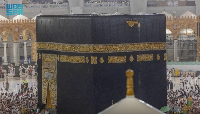 Hujan mengguyur Masjidil Haram Hujan mengguyur Masjidil Haram, Kamis (22/8/2024). Jemaah tampak khusyuk berdoa.