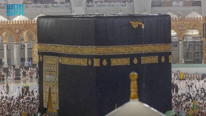 Hujan mengguyur Masjidil Haram, Kamis (22/8/2024). Jemaah tampak khusyuk berdoa.