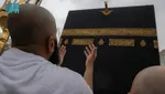 Khusyuknya Jemaah Berdoa Depan Kabah di Tengah Guyuran Hujan