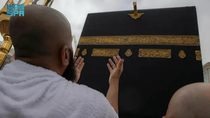 Hujan mengguyur Masjidil Haram, Kamis (22/8/2024). Jemaah tampak khusyuk berdoa.