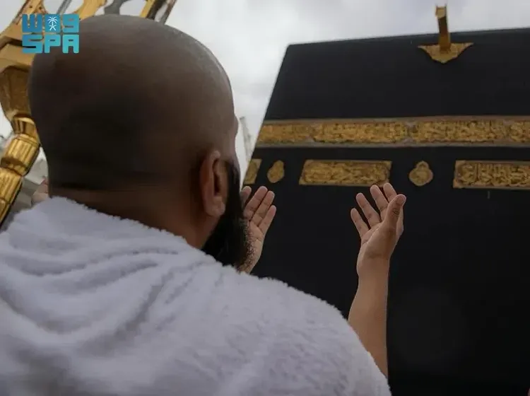 Khusyuknya Jemaah Berdoa Depan Kabah di Tengah Guyuran Hujan