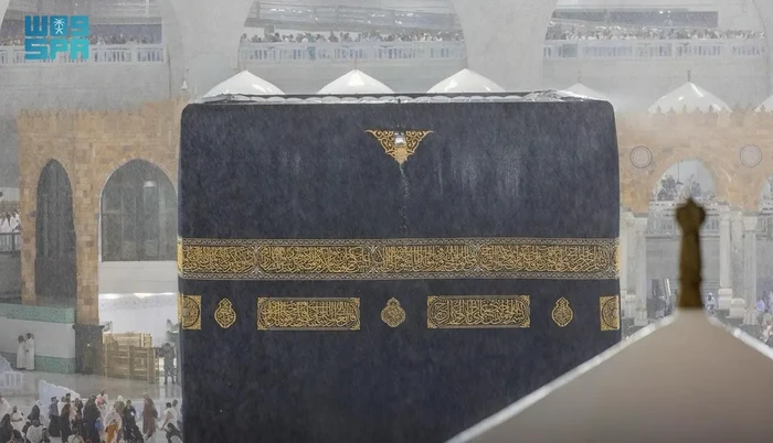 Hujan mengguyur Masjidil Haram Hujan mengguyur Masjidil Haram, Kamis (22/8/2024). Jemaah tampak khusyuk berdoa.