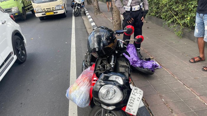 Kondisi motor korban rusak parah akibat terlindas truk di Jalan Denpasar-Gilimanuk, Kelurahan Lukluk, Badung, Jumat (23/8/2024).