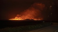 Badan Meteorologi Islandia mencatat peningkatan aktivitas seismik dan gempa bumi di bukit vulkanik, Sundhnukar, beberapa hari sebelum gunung berapi meletus. AP Photo/Marco di Marco