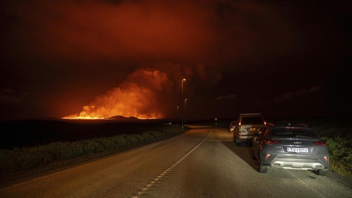 Iceland Volcano Eruption A new volcanic eruption is seen from the intersection between Reykjanesbraut, Iceland, and the road to Grindavik, Thursday, Aug. 22, 2024. (AP Photo/Marco di Marco)