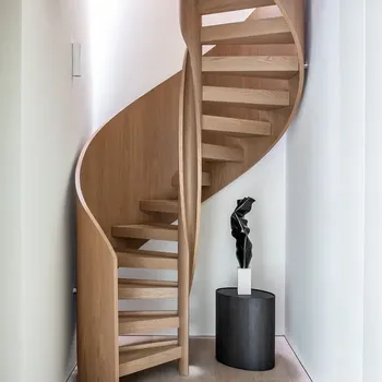 Ide tangga di rumah sempit.