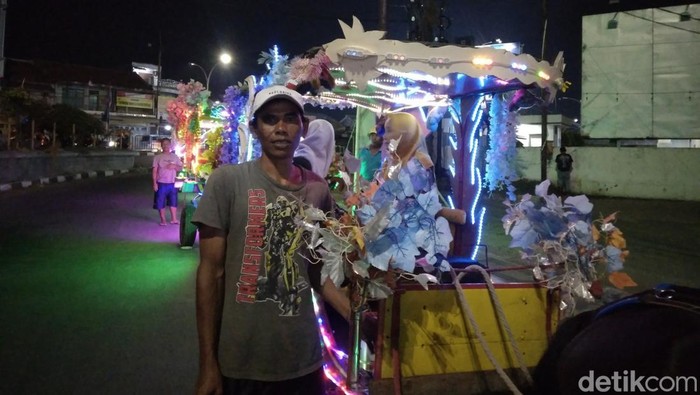 Ijay di depan delman hias miliknya