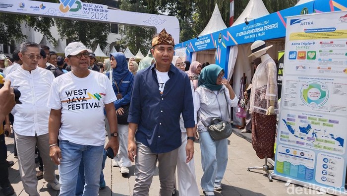 Iket Sunda yang menempel di kepala Pj Gubernur Jabar Bey Machmudin saat pembukaan West Java Festival 2024.
