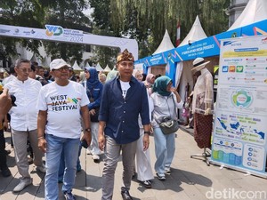Iket Sunda Jadi Cara Bey Machmudin Kampanye Bangga Gunakan Produk Lokal