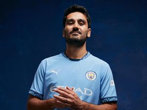 Guendogan Berharap Hoki Pakai Nomor 19 di Man City