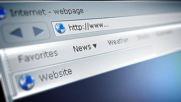 Ilustrasi browsing di internet. Surfing the internet concept illustration