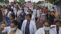 Sejumlah dokter turun ke jalan untuk memprotes dugaan kasus pemerkosaan dan pembunuhan seorang dokter magang di Hyderabad, India, Kamis (22/8/2024).
