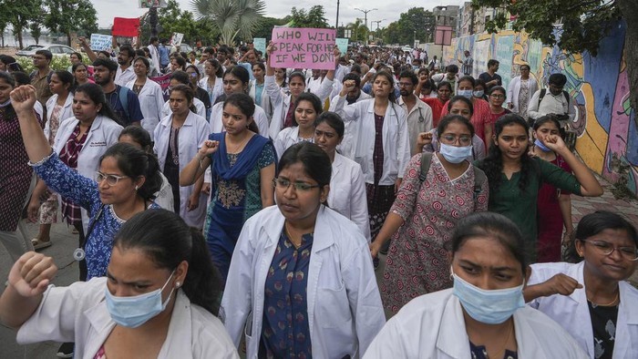 Doctors protesting against the alleged rape and killing of a trainee doctor at a government hospital in Kolkata, hold placards during a protest rally in Hyderabad, India, Thursday, Aug.22, 2024. (AP Photo/Mahesh Kumar A.)