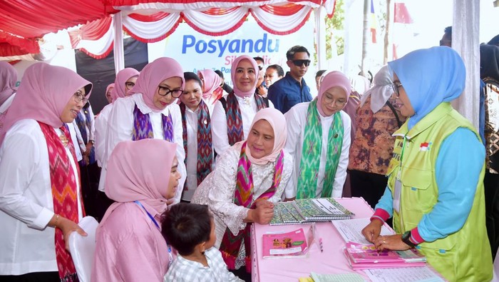 Iriana dan para anggota OASE meninjau vaksinasi di posyandu Kota Makassar.