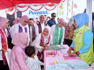 Iriana Bersama Anggota OASE Tinjau Program Vaksin di Posyandu Makassar