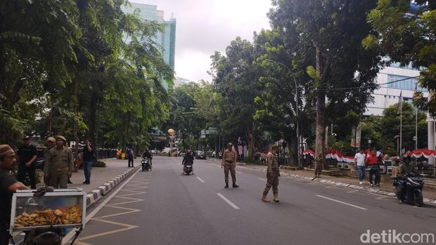 Jalan Imam Bonjol Medan di depan Gedung DPRD Sumut ditutup akibat aksi unjuk rasa mahasiswa. (Kartika Sari/detikSumut)