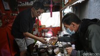 Pria usia 73 tahun ini meneruskan usaha sang kakak yang dimulai sejak tahun 90an.