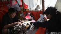 Meski tak lagi menjadi barang mewah, sederet tukang reparasi arloji masih mempertahankan profesinya dengan menggelar lapak berkondisi lusuh.